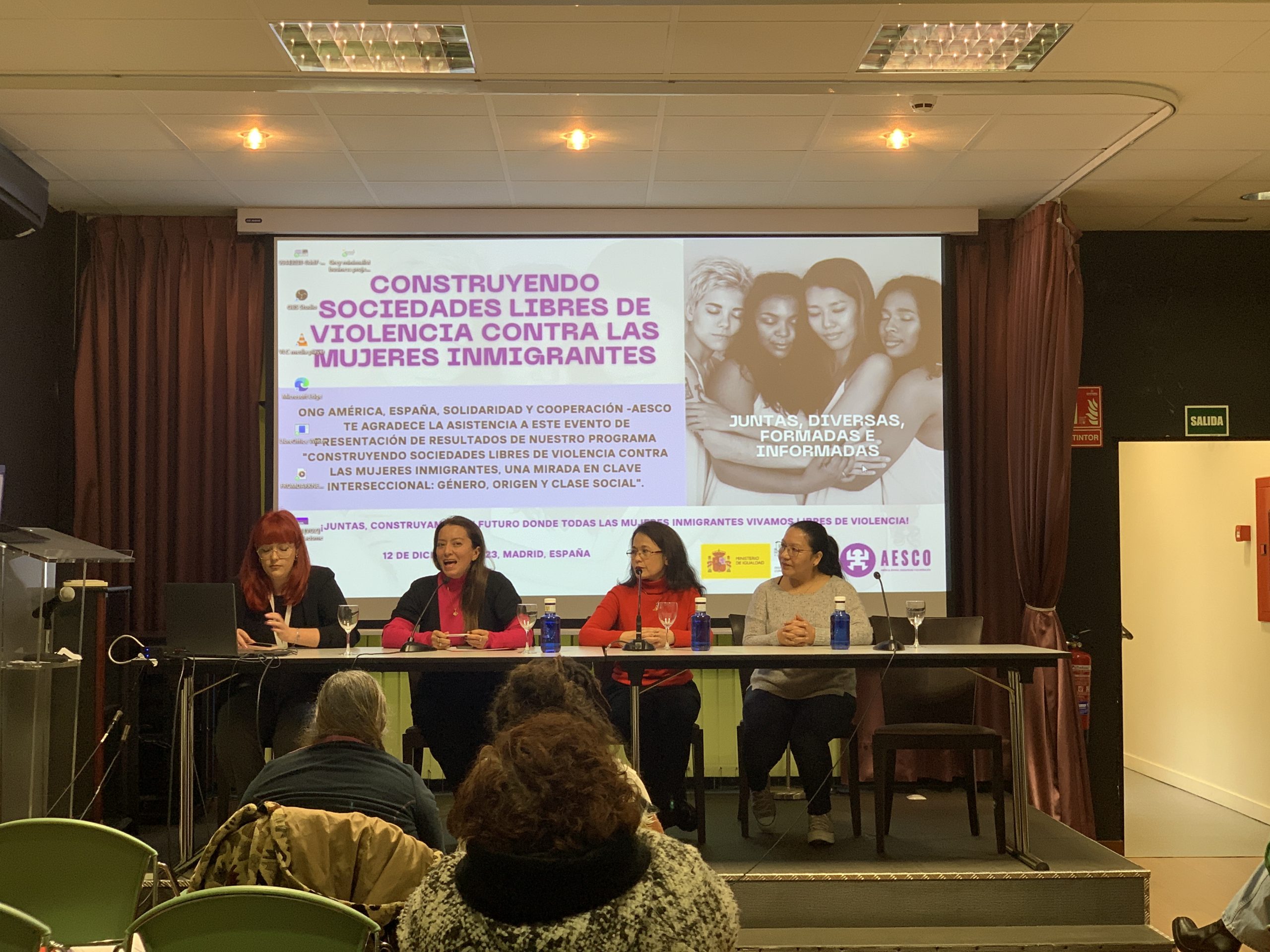 Mujeres inmigrantes compartiendo sus experiencias y retos 